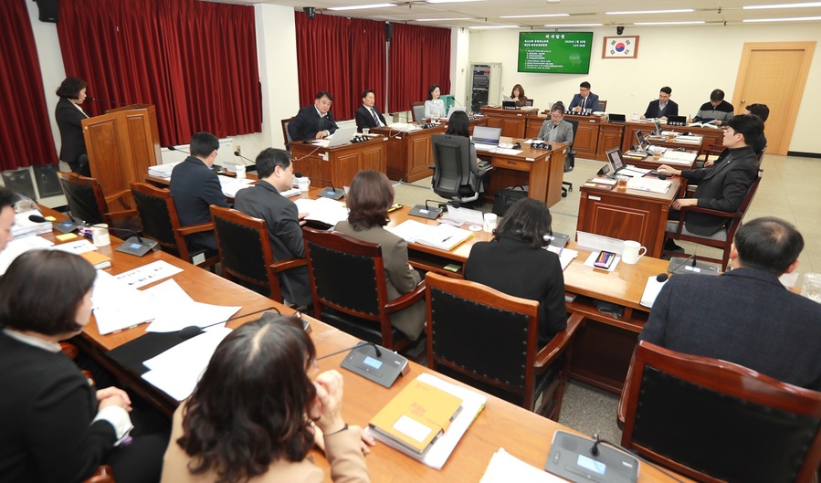 ▲ 충북도의회 행정문화위원회(위원장 최정훈)는 22일 제423회 임시회 제2차 회의를 열어 행정국 등 소관 3개 부서의 주요 업무계획을 청취하고 조례안 및 동의안 등 4건을 심사했다.ⓒ충북도의회