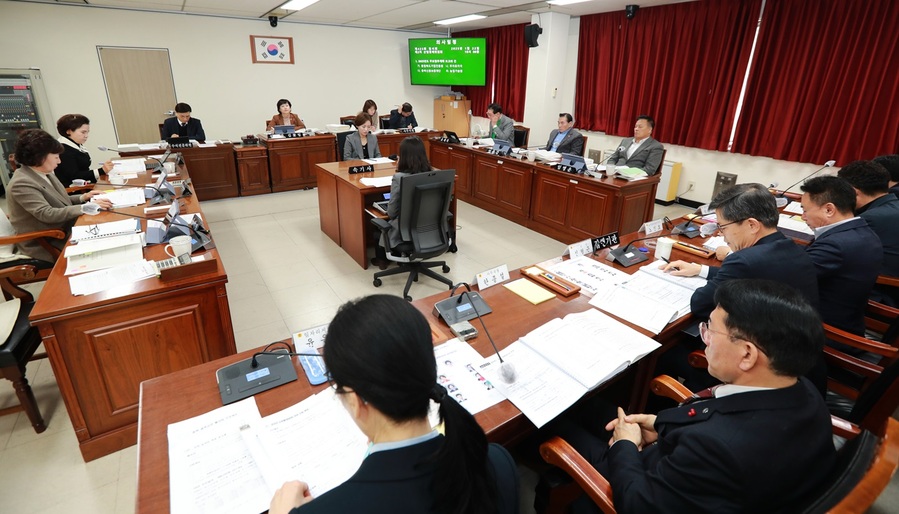 ▲ 충북도의회 산업경제위원회(위원장 김꽃임)는 22일 제423회 임시회 제2차 회의를 열고 충북도기업진흥원, 투자유치국, 충북신용보증재단, 농업기술원 등 소관부서에 대한 2025년도 주요 업무계획을 청취했다.ⓒ충북도의회
