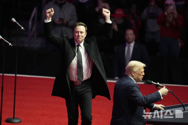 ▲ 일론 머스크 테슬라 CEO가 대통령 취임식 전야 집회에 참석해 인사하고 있다. 240120 AP/뉴시스. ⓒ뉴시스