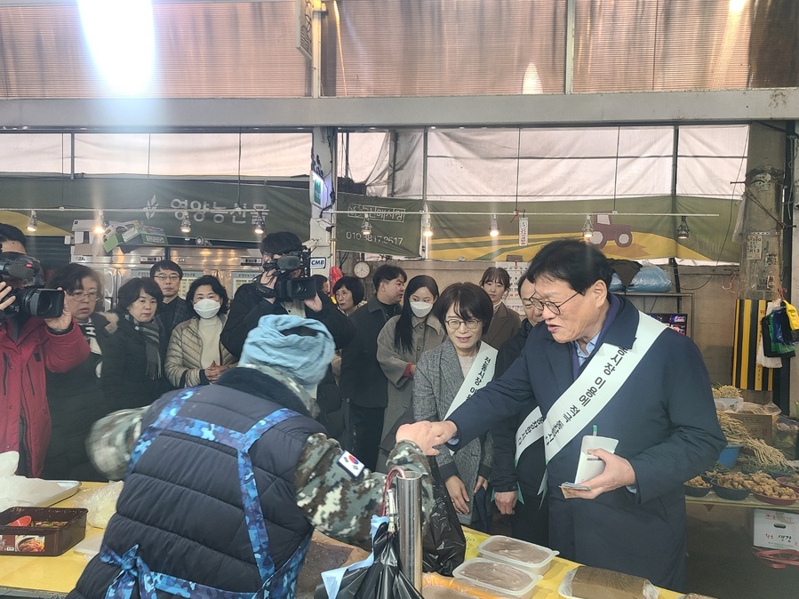 ▲ 대구 수성구(구청장 김대권)는 설 명절을 앞두고 22일 오후 신매동 신매시장을 방문해 장보기 행사를 열고 물가 상승과 경기침체로 어려움을 겪고 있는 상인들을 격려했다.ⓒ수성구