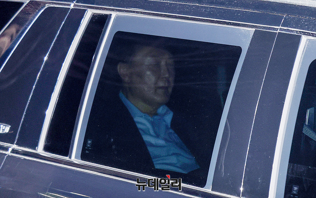▲ 내란 혐의로 체포된 윤석열 대통령이 15일 밤 고위공직자범죄수사처(공수처) 수사를 마친 직후 경기 의왕시 서울구치소에 도착하고 있다. ⓒ 서성진 기자
