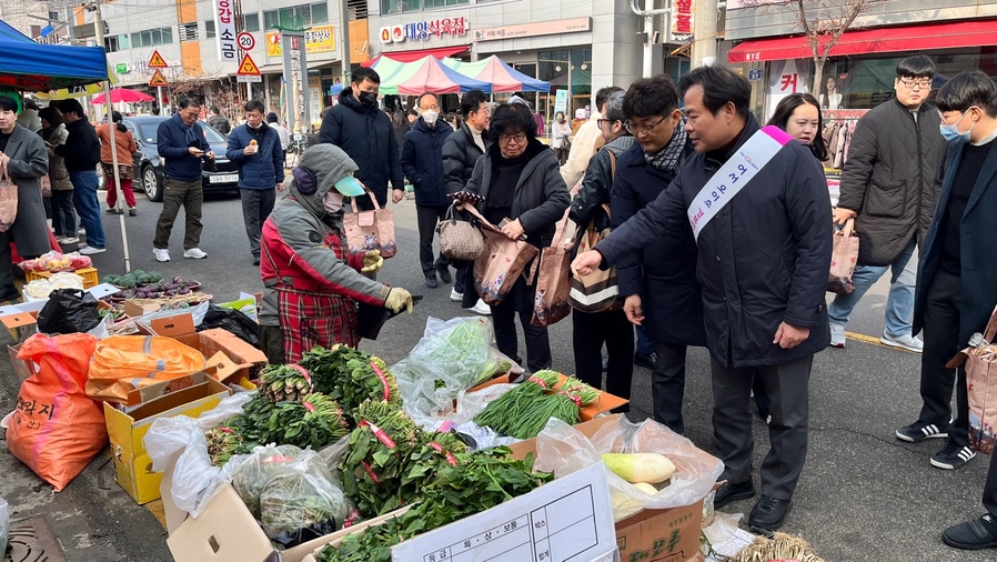 ▲ 김학홍 경상북도 행정부지사는 22일 설을 맞아 전통시장 활성화를 위해 문경전통시장에서 장보기 행사를 실시하고 문경 시립어린이집을 방문해 어린이들을 위한 간식을 전달했다.ⓒ경북도