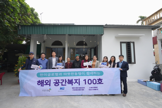 ▲ 이민우 한미글로벌 베트남 법인장(왼쪽 세번째)과 100호 수혜자 부이 반 투안 씨(여섯번째)가 기념촬영을 하고 있다. ⓒ한미글로벌