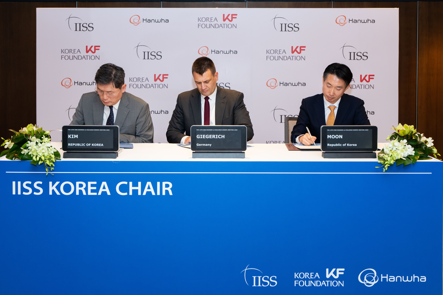 ▲ 20일 싱가포르 샹그릴라호텔에서 진행된 ‘코리아 체어’ 신설 서명식에서 참석자들이 서명하고 있다. ⓒ한화에어로스페이스