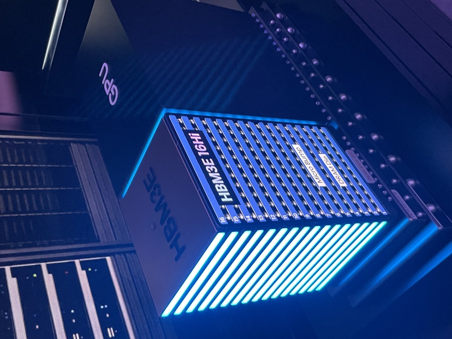 ▲ SK하이닉스 HBM3E 16단 구조모형 ⓒ이가영 기자