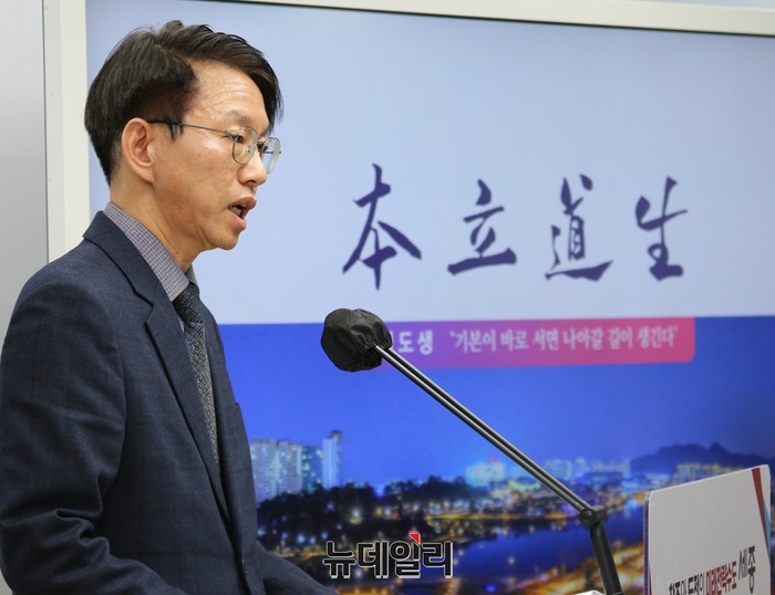 ▲ 이상호 세종시 자치행정국장이 23일 오전 시청 정음실에서 올해 자치행정국의 '4대 분야 주요 업무계획'을 발표하고 있다.ⓒ이길표 기자