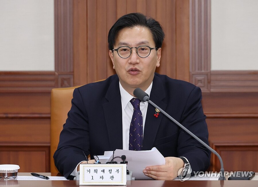 ▲ 김범석 기획재정부 제1차관이 23일 서울 종로구 정부서울청사에서 열린 경제관계차관회의 겸 물가관계차관회의 겸 경제금융상황점검TF회의에서 발언하고 있다. ⓒ연합뉴스