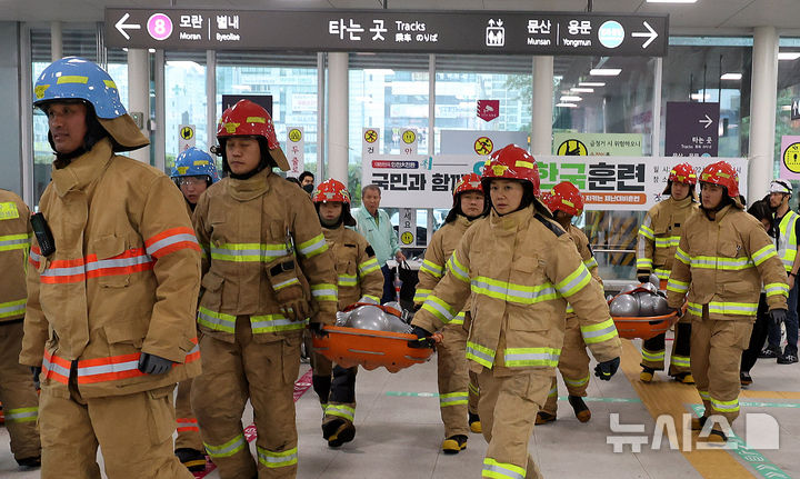 ▲ 지난해 10월22일 오후 경기 구리시 8호선 구리역에서 열린 인파밀집·대형화재 상황을 가정한 '2024년 재난대응 안전한국훈련'에서 소방대원이 에스컬레이터 사고 인명 구조 훈련을 하고 있다. ⓒ뉴시스