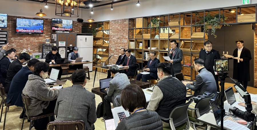 ▲ 24일 충남도청에서 대전·충남 행정통합 민관협의체 공동위원장이 기자간담회회를 하고 있다.ⓒ충남도