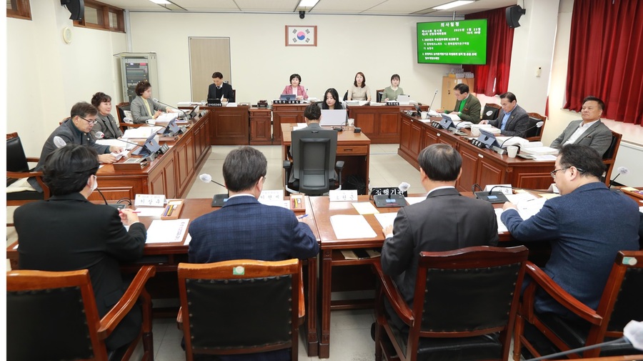 ▲ 충북도의회 산업경제위원회(위원장 김꽃임)는 23일 제423회 임시회 제3차 회의를 열고 충북테크노파크 등 소관부서에 대한 2025년도 주요 업무계획을 청취했다.ⓒ충북도의회