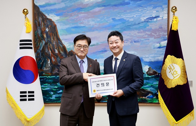 ▲ 김진경 경기도의회 의장(민주·시흥3, 오른쪽)이 23일 국회에서 우원식 국회의장을 만나 건의문을 전달하고 있다. ⓒ경기도의회 제공