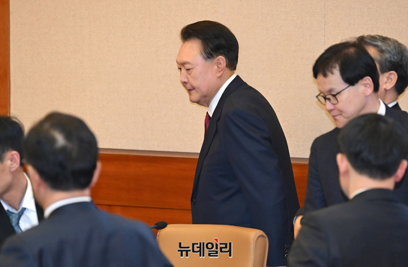 ▲ 윤석열 대통령이 23일 오후 서울 종로구 헌법재판소 대심판정에서 열린 탄핵심판 4차 변론기일에 출석해 자리하고 있다. (사진=공동취재단)