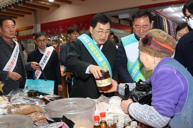 ▲ 주낙영 시장이 23일 중앙시장을 방문해 전통시장 장보기를 하며 상인들을 격려하고 있다.ⓒ경주시