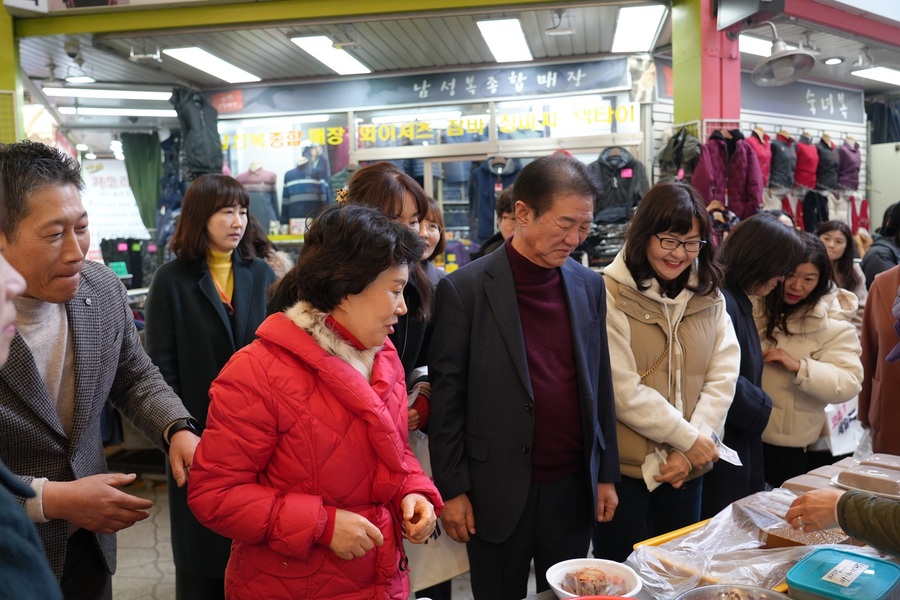 ▲ 대구광역시행복진흥사회서비스원(이사장 배기철·이하 대구행복진흥원)은 지난 22일 달서구 감삼동에 위치한 서남신시장에서 ‘설맞이 전통시장 장보기 행사’를 개최했다.ⓒ대구행복진흥원