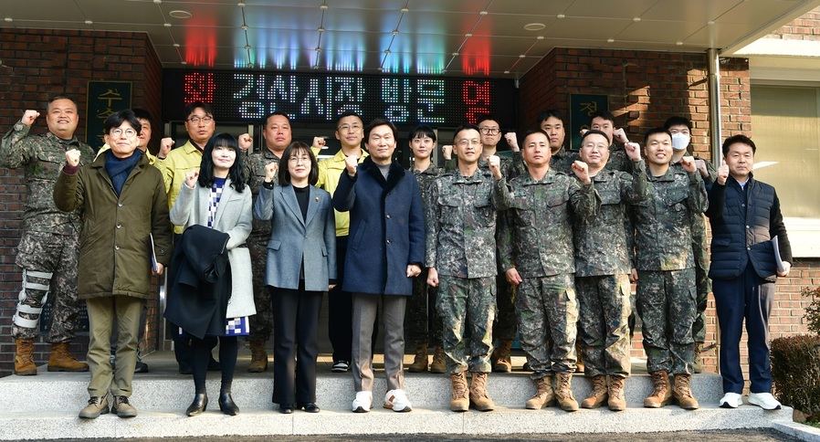 ▲ 조현일 경산시장은 설 명절을 앞두고 관내 군부대, 우체국, 소방서 등 비상근무기관을 순회 방문하며 지역 안보와 시민 안전, 생활 편의를 위해 애쓰는 군 장병들과 직원들을 격려했다.ⓒ경산시
