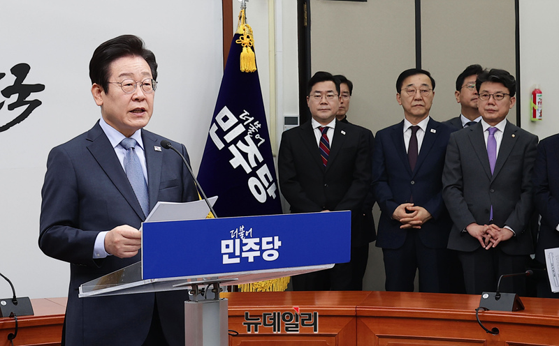 ▲ 이재명 더불어민주당 대표의 선거법 위반 2심이 다음 달 26일 선고할 예정인 가운데 이 대표가 실용주의 선언으로 야권 내부가 혼란스러운 모습이다. 민주당의 우군이던 전국민주노동조합총연맹(민노총)은 ‘자본주의의 하수인’이라고 비판했고, 당내에서도 좌파 정당의 기본 원칙은 지켜야 한다는 목소리가 나오고 있어서다. 민주노총은 23일 논평을 통해 이 대표가 검토하고 있는 반도체업 등 ‘주 52시간 예외’와 관련한 입장을 비판하고 나섰다. 사진은 이재명 더불어민주당 대표가 23일 오전 국회에서 신년 기자회견을 하고 있다.ⓒ이종현 기자