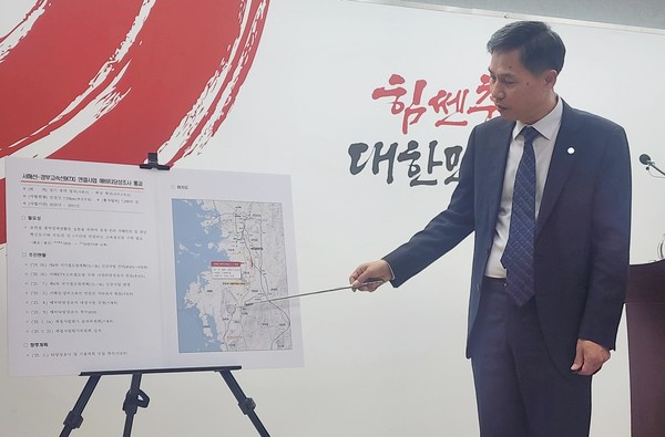 ▲ ‘서해선 복선전철~경부고속철도(서해선 KTX) 연결 사업’이 마침내 본궤도에 오른다. 충남도는 23일 열린 기획재정부 재정사업평가위원회 심의에서 서해선 KTX 연결 사업이 예비 타당성 조사를 통과했다고 밝혔다. 서해선 KTX 연결은 서해선~신안산선 직결 무산에 따라 도가 내놓은 대안으로, 제4차 국가철도망 구축계획(2021∼2030)에 반영된 사업이다. 노선은 경기 평택 청북 서해선에서 화성 향남 경부고속선까지 상·하행 7.35km로, 총 투입 사업비는 2031년까지 7299억 원이다. 서해선 KTX 연결 사업의 경제성(B/C)은 1.07로 기준점(1.0)을 넘겼다.ⓒ충남도