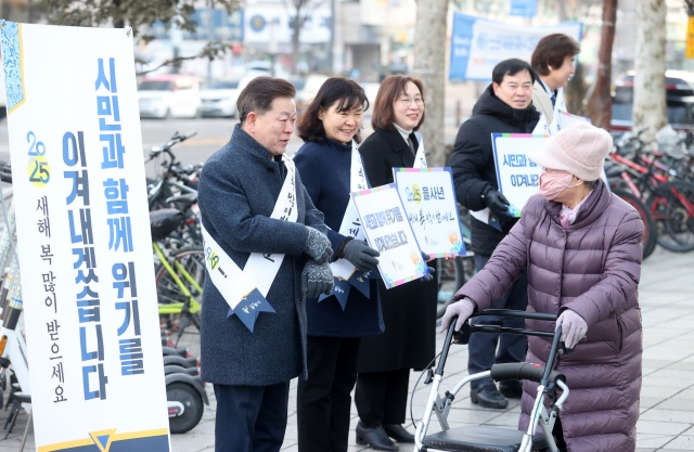 ▲ 박승원 광명시장이 설 연휴를 앞둔 24일 오전 철산역 2번 출구 앞에서 출근길 시민들과 인사를 나누고 있다. ⓒ광명시 제공