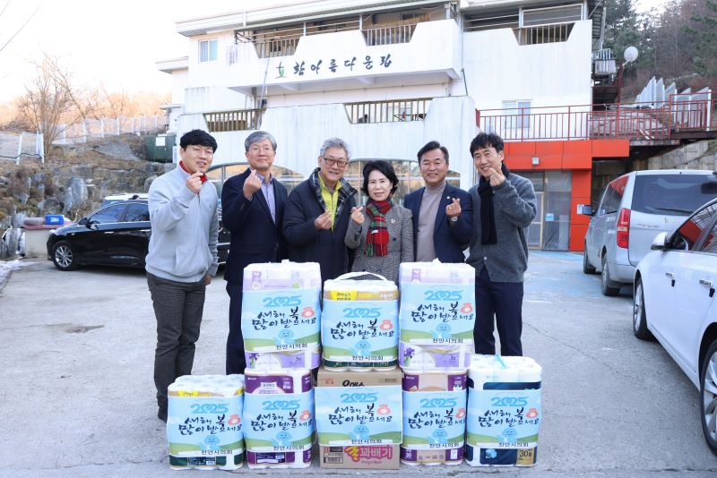 ▲ 천안시의회 김행금 의장이 설을 앞두고 관내 사회복지시설을 찾아 위문품을 전달하고 있다.ⓒ천안시의회