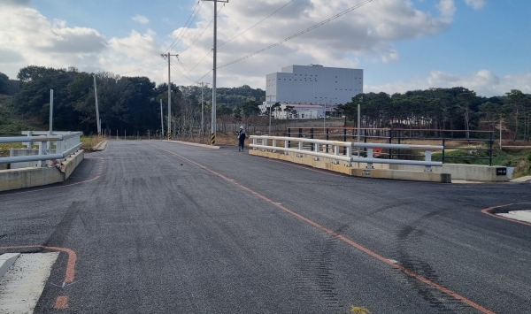 ▲ 민간사업인 당진축협이 새로 건립하는 사료공장 이전 사업과 관련해 당진시가 진입로와 교량을 건설해 줘 시민혈세 낭비라는 지적이 일고 있다. 사진은 당진시가 건설한 당진축협 신축이전 공장 진입로 교량.ⓒ독자제공