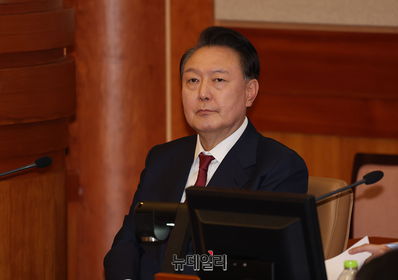 ▲ 윤석열 대통령이 23일 오후 서울 종로구 헌법재판소 대심판정에서 열린 탄핵심판 4차 변론기일에 출석해 자리하고 있다. ⓒ공동취재단