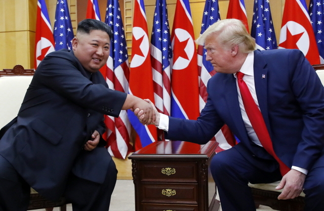 ▲ 도널드 트럼프 미국 대통령과 김정은 북한 국무위원장이 2019년 6월 30일 판문점 자유의 집에서 미북 정상회담에 앞서 악수하고 있다. ⓒAP/뉴시스
