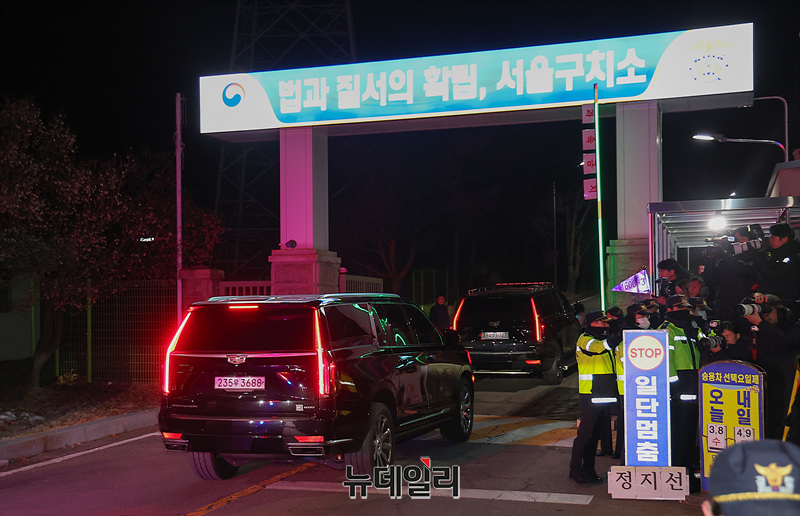 ▲ 내란 우두머리 혐의로 체포된 윤석열 대통령이 지난 15일 밤 고위공직자범죄수사처(공수처) 수사를 마친 직후 경기 의왕시 서울구치소에 도착하고 있다. ⓒ서성진 기자