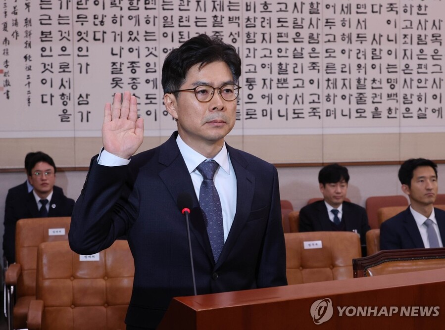 ▲ 마용주 대법관 후보자가 국회에서 열린 인사청문회에서 선서하고 있다. ⓒ연합뉴스ⓒ