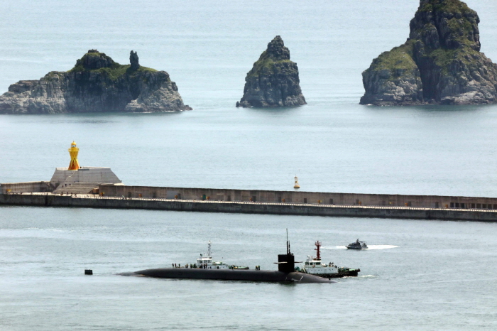 ▲ 미국 오하이오급 핵추진 탄도유도탄 잠수함 '켄터키함'(SSBN-737)이 2023년 7월 21일 부산 남구 해군작전사령부 부산작전기지에서 출항하고 있다. 켄터키함에는 전술핵탄두를 장착할 수 있는 잠수함발사탄도미사일(SLBM) '트라이던트-Ⅱ'를 최대 24기 탑재할 수 있다. ⓒ뉴시스