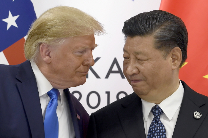 ▲ 지난 2019년 일본 오사카에서 열린 G20 정상회의에서 만난 도널드 트럼프(왼쪽) 미국 대통령과 시진핑 중국 국가 주석의 모습. ⓒAP/뉴시스
