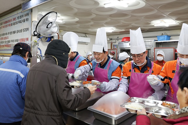 ▲ 포항제철소 소장단, 정비사업회사 대표 등 20여명이 송도동과 해도동 무료급식소에서 설맞이 배식봉사를 실시했다.ⓒ포스코