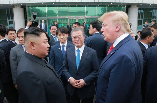 ▲ 북한 노동당 기관지인 노동신문은 김정은 국무위원장이 2019년 6월 30일 판문점 남측지역에서 문재인 대통령, 도널드 트럼프 미국 대통령과 만났다고 보도했다. ⓒ북한 노동신문/뉴시스