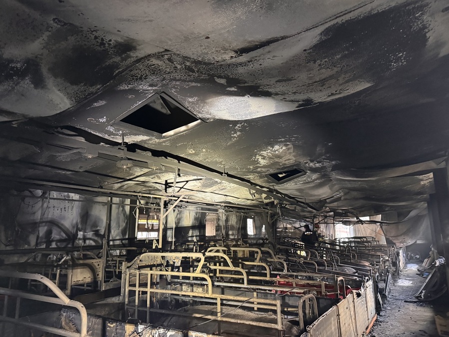 ▲ 24일 새벽 발생한 세종시 연기면 보통리 A농장 화재 현장.ⓒ세종소방본부