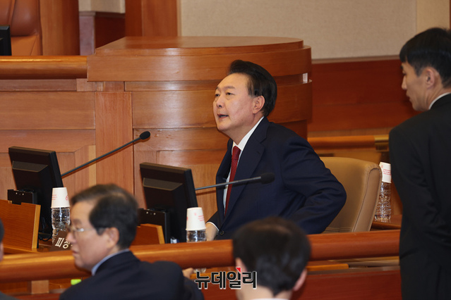 ▲ 윤석열 대통령이 21일 오후 서울 종로구 헌법재판소에서 열리는 탄핵심판 3차 변론에 출석하고 있다. ⓒ공동취재단