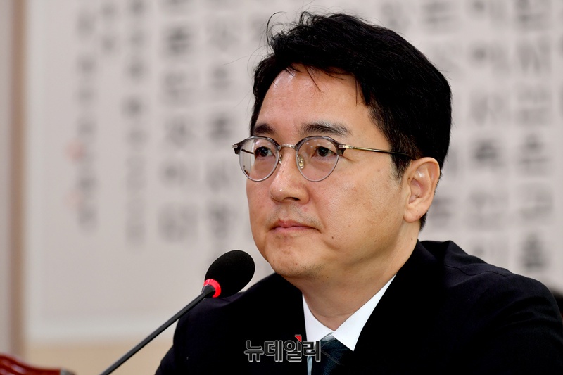 ▲ 심우정 검찰총장. 그는 훗날 이 사법절차의 선택에 대해 모든 책임을 질 것인가. 아니면《뜨거운 감자 돌리기》식 