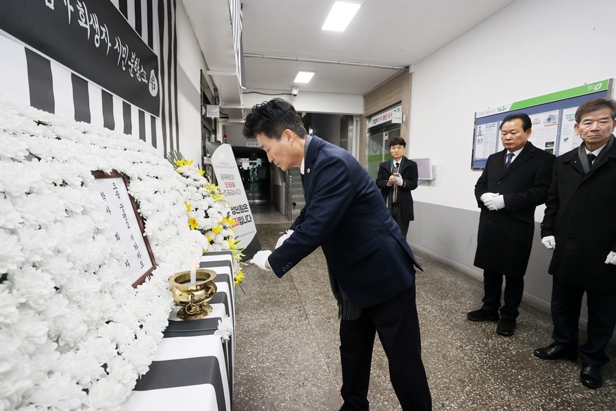 ▲ 이양섭 충북도의회 의장이 27일  시민분향소를 찾아 오송 지하차도 희생자들을 추모했다.ⓒ충북도의회