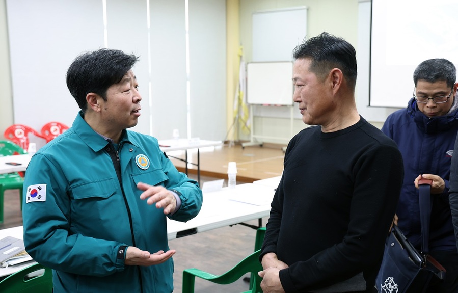 ▲ 박정주 충남도 행정부지사(좌)가 27일 서천특화시장을 방문해 상인과 이야기를 나누고 있다.ⓒ충남도