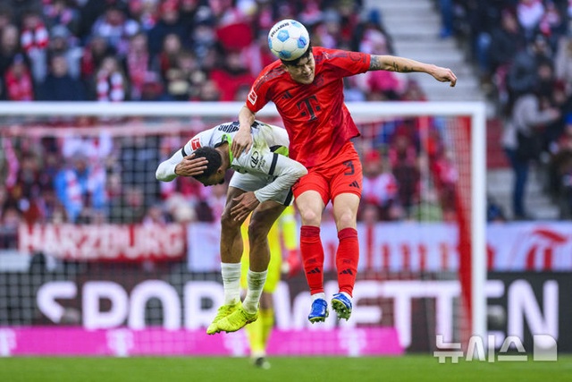 ▲ 김민재(우)가 독일 뮌헨의 알리안츠 아레나에서 열린 2024-2025 분데스리가 18라운드 VfL 볼프스부르크와의 경기 중 공을 다투고 있다. 250119 AP/뉴시스. ⓒ뉴시스