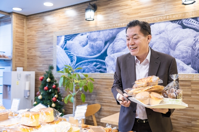 ▲ 이재준 수원시장이 수원페이로 선결제한 착한가격업소 빵집에서 빵을 고르고 있다. ⓒ수원시 제공