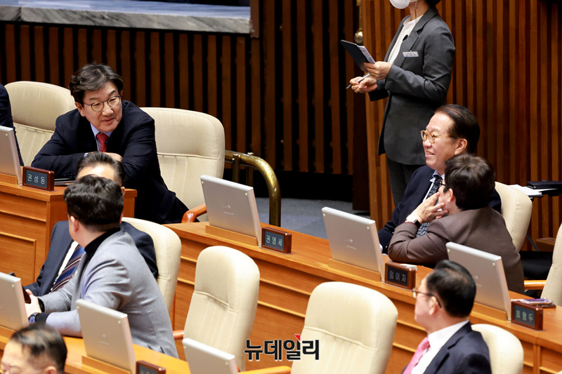 ▲ 권영세 국힘 비상대책위원장과 권성동 원내대표가 23일 오후 국회 본회의에서 열린 '서울서부지법 사태' 관련 긴급 현안질문에서 대화를 나누고 있다. ⓒ 이종현 기자