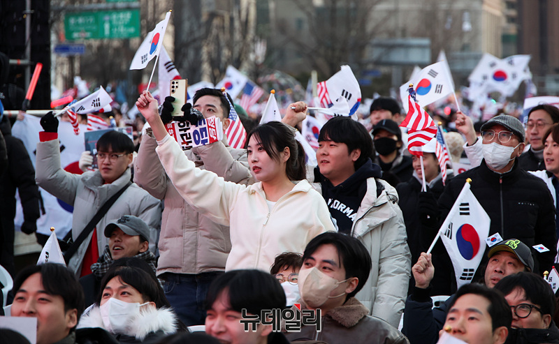▲ 설 연휴가 시작된 25일 오후 서울 광화문 일대에서 대한민국바로세우기국민운동본부(대국본) 주최로 열린 탄핵 반대 국민대회에 2030세대가 참석해 자리하고 있다. ⓒ서성진 기자