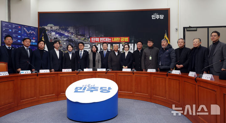 ▲ 이재명 더불어민주당 대표 등 야5당 대표자 및 시민단체 대표자들이 13일 서울 여의도 국회에서 '윤석열즉각퇴진·사회대개혁 비상행동 연석회의'를 하기 전 기념촬영을 하고 있다. ⓒ뉴시스
