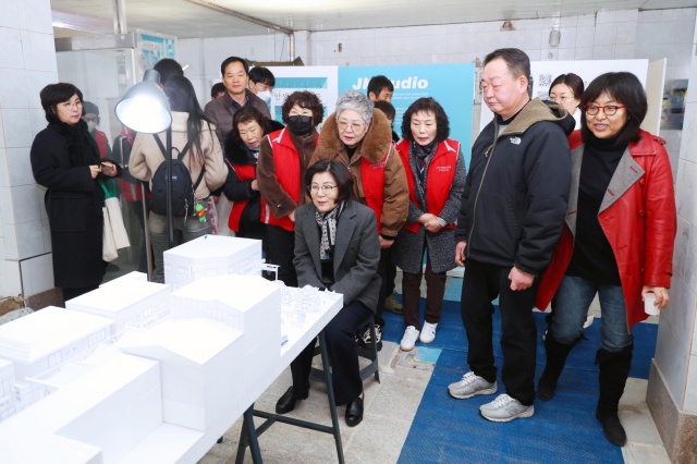 ▲ 김보라 안성시장과 시민들이 안성중앙시장 유휴공간에 마련된 ‘제6회 안성, 방방곡곡’ 전시회에서 작품들을 둘러보고 있다. ⓒ안성시 제공