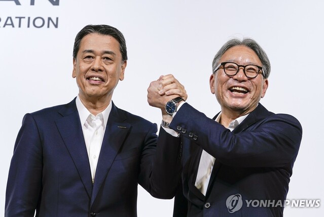 ▲ 우치다 마코토 닛산 사장(왼쪽)과 미베 도시히로 혼다 사장이 악수를 나누고 있다. 출처=EPAⓒ연합뉴스