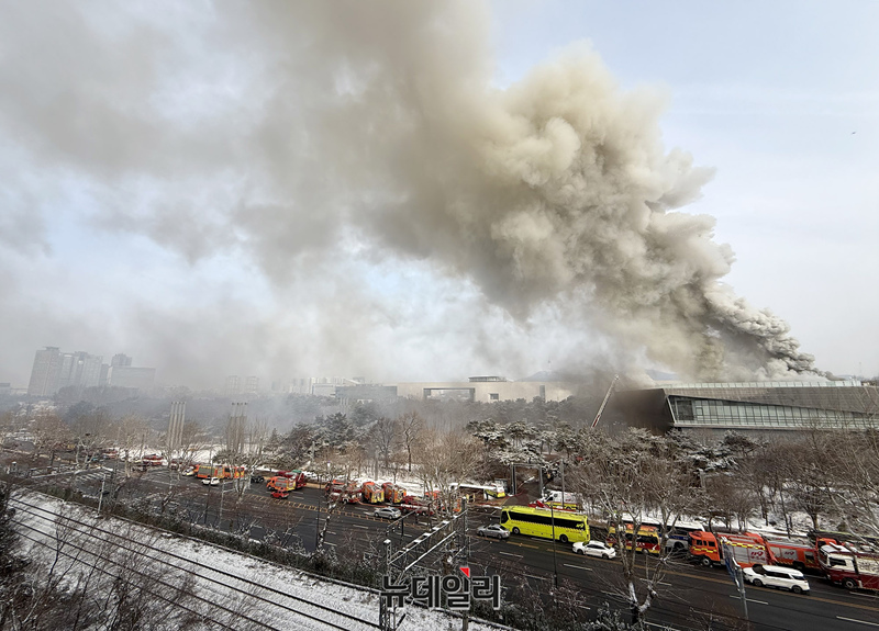▲ 1일 오전 서울 용산구 국립한글박물관에서 불이 나 소방관들이 진화 작업을 펼치고 있다. 용산구청과 소방당국에 따르면 화재는 박물관 옥상에서 발생했으며, 많은 연기가 발생 중이다. ⓒ정상윤 기자