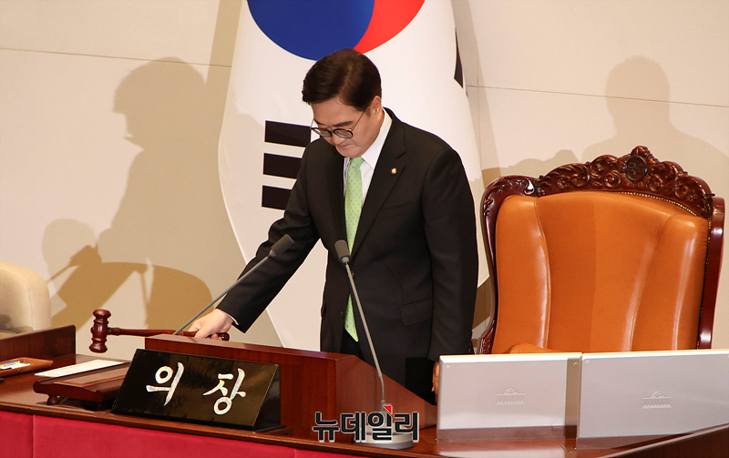 ▲ 한덕수 대통령 권한대행 탄핵소추안 표결을 앞둔 12월 27일 오후 서울 여의도 국회에서 열린 본회의에서 우원식 국회의장이 의사봉을 두드리고 있다. ⓒ서성진 기자