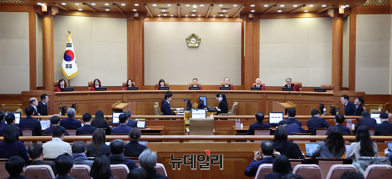 ▲ 문형배 헌법재판소장 직무대행을 비롯한 헌법재판관들이 지난달 23일 서울 종로구 헌법재판소에서 열린 윤석열 대통령 탄핵심판 4차 변론을 진행하고 있다. ⓒ정상윤 기자
