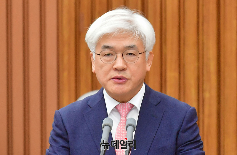 ▲ 마은혁 헌법재판관 후보자가 지난해 12월 23일 오전 서울 여의도 국회에서 열린 헌법재판소 재판관 선출안 심사를 위한 인사청문회에서 인사말을 하고 있다. ⓒ서성진 기자