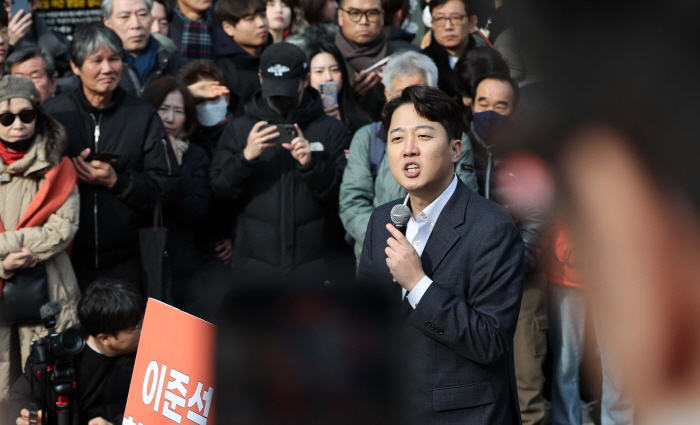 ▲ 이준석 개혁신당 의원이 2일 서울 마포구 홍대 레드로드 버스킹거리에서 정치현안관련 기자회견을 하고 있다. ⓒ뉴시스