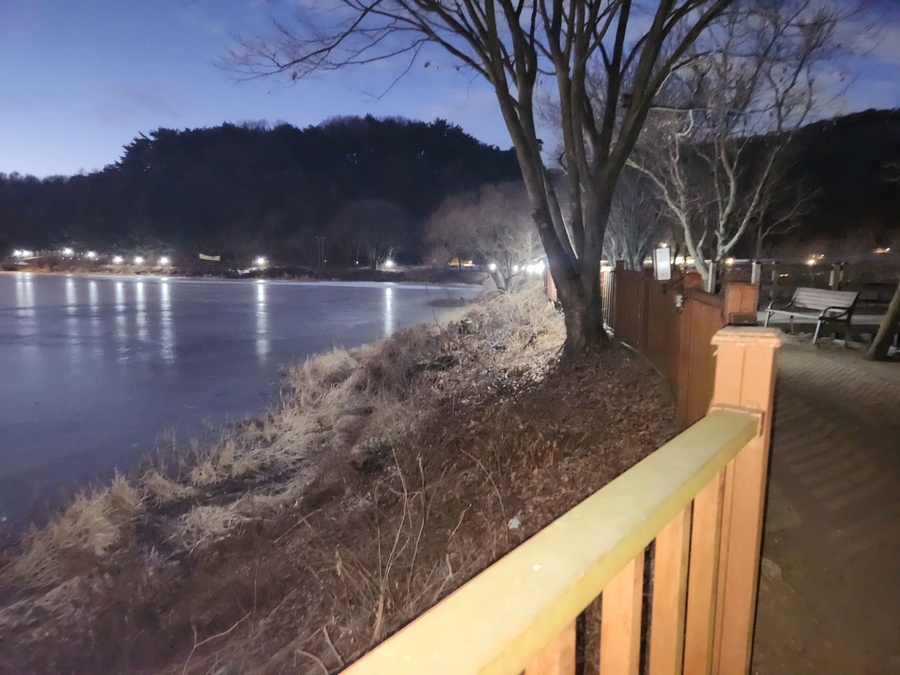 ▲ 충북 청주 산당산성 저수지에 설치된 조명.ⓒ독자제공